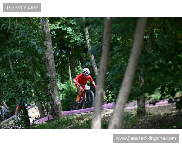 自行车选手比赛中的坚韧之志